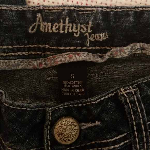 Women's Amethyst Stretch Capris Jeans - Picture 4 of 4